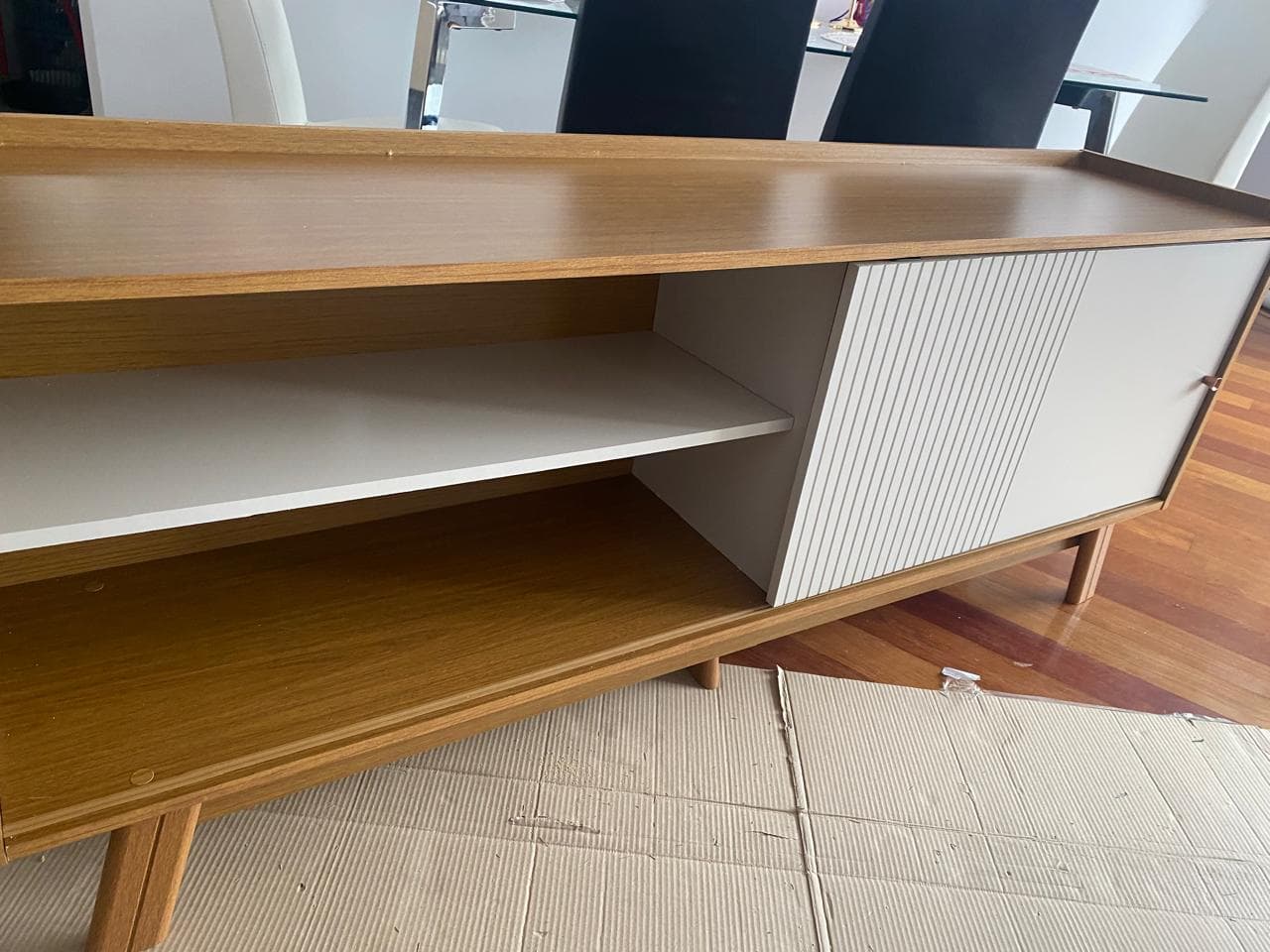 Mueble de TV color madera terminado después del servicio de armado