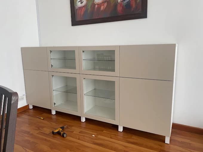 Mueble auxiliar blanco con puertas de vidrio terminado