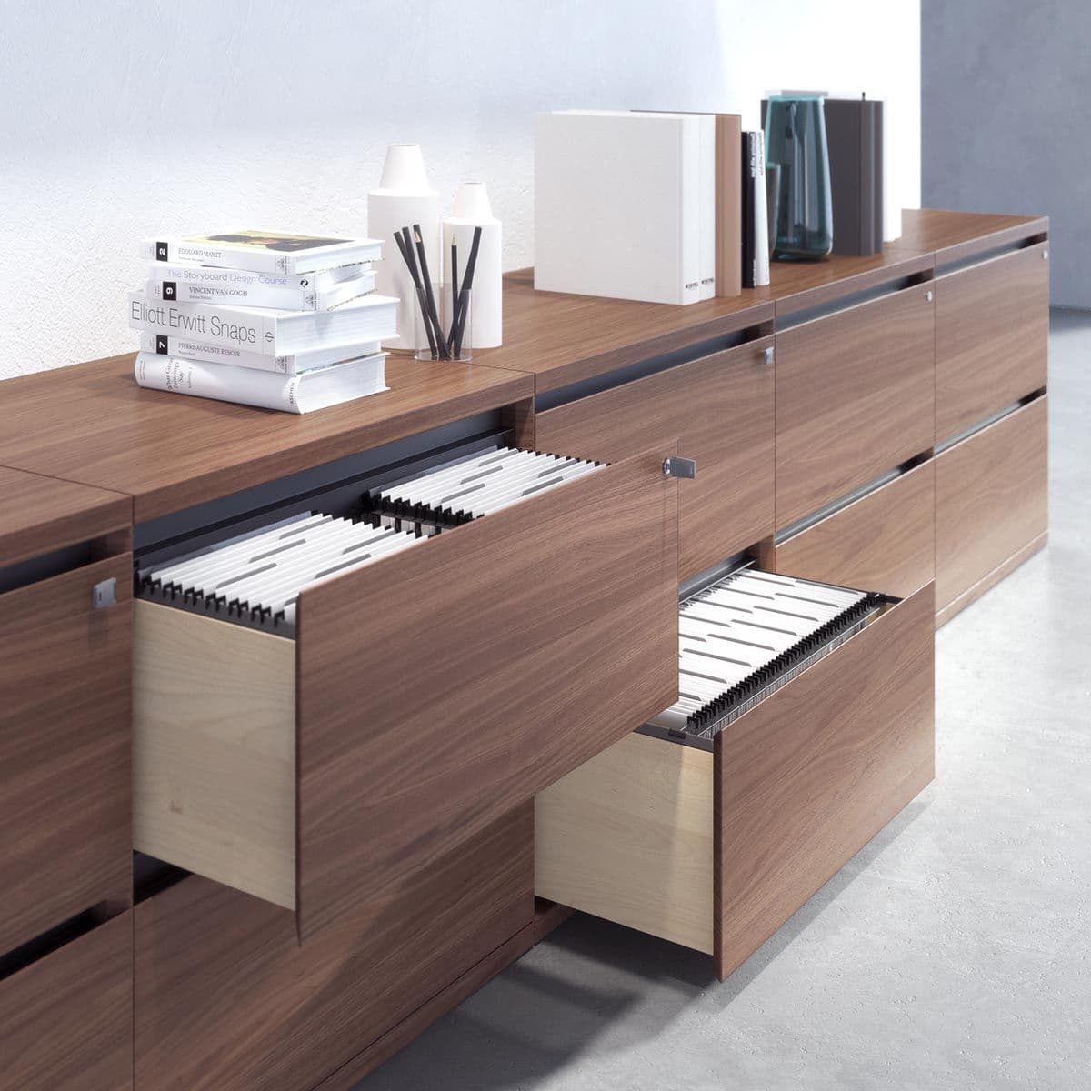 Mueble de almacenamiento en madera con múltiples cajones