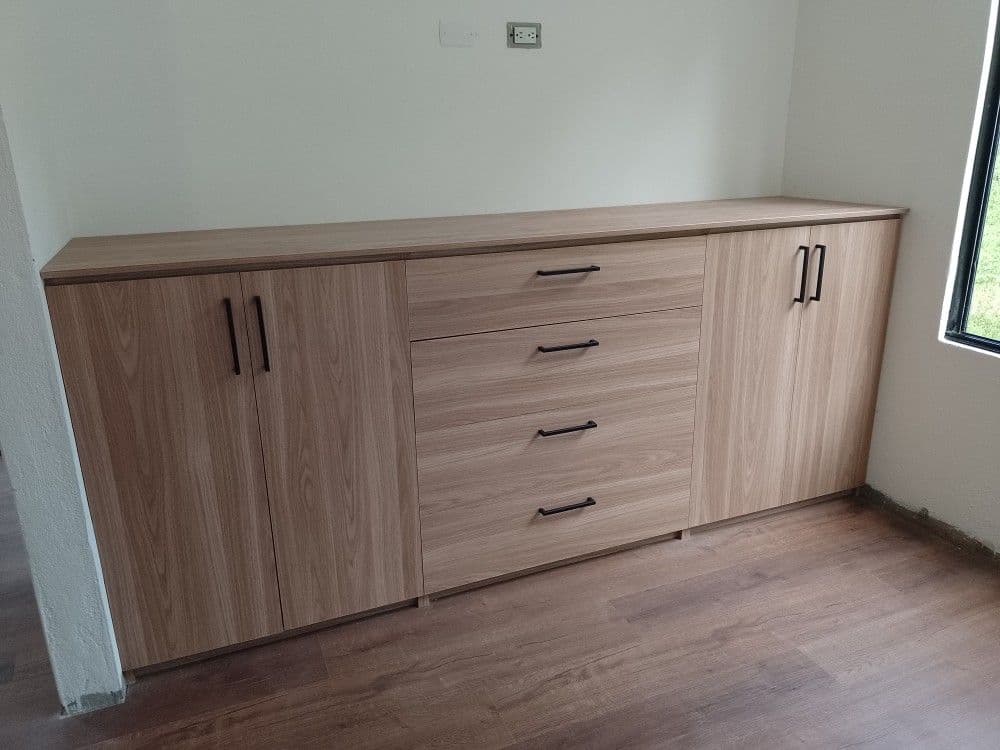 Credenza de madera con puertas y cajones terminada