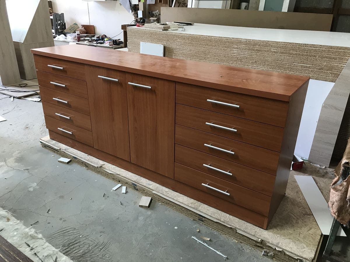 Mueble de almacenamiento amplio recién armado