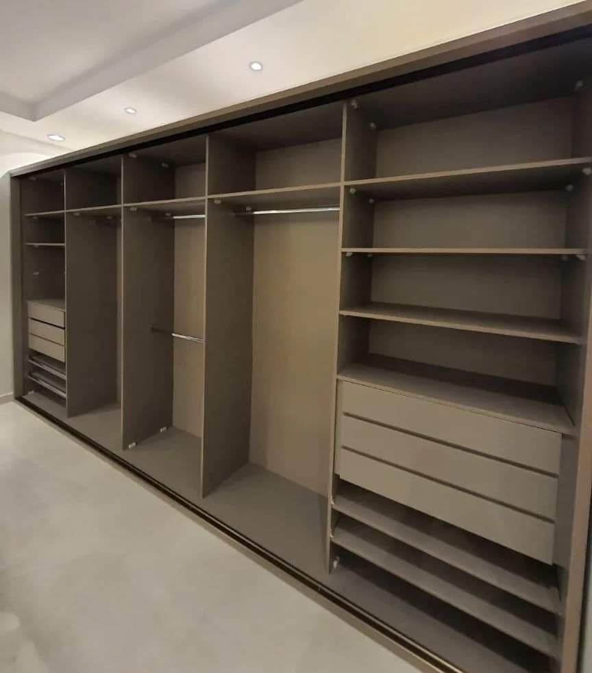Clóset modular gris instalado en una habitación