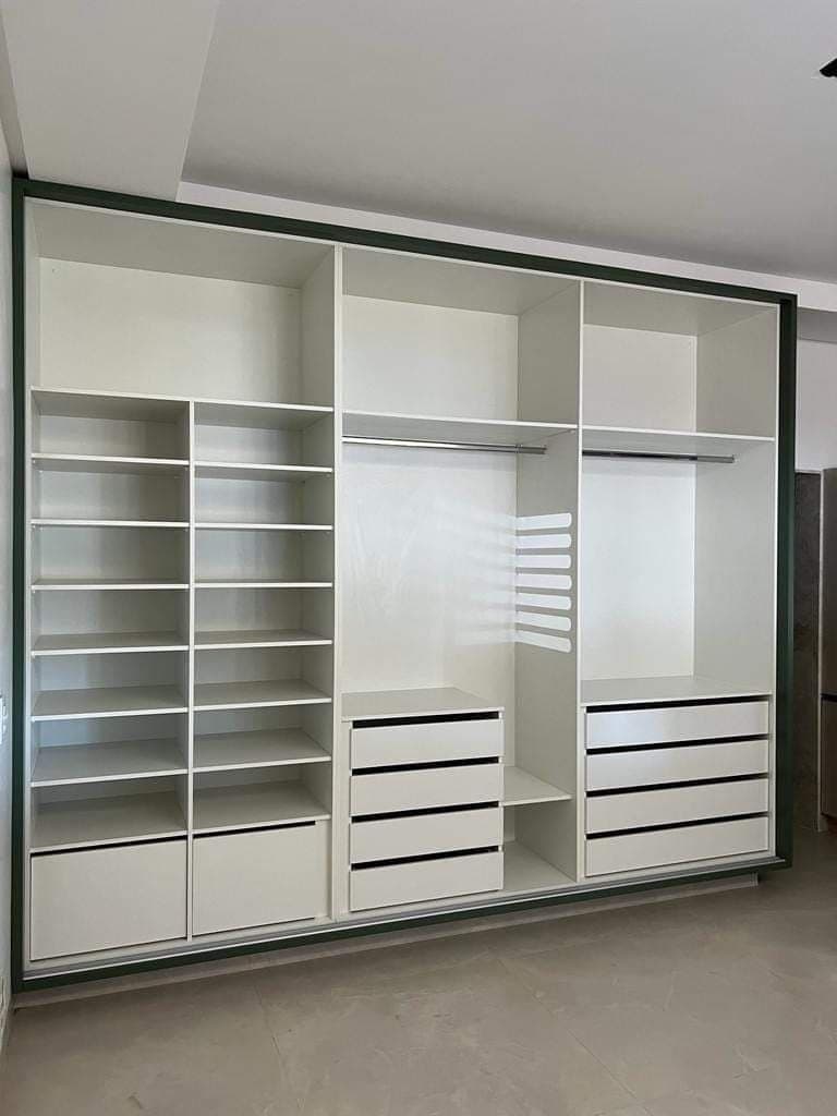 Clóset blanco con puertas corredizas de vidrio